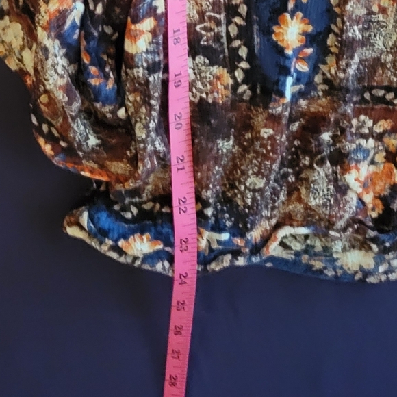 Daytrip Floral Wrap Top. Size L - Picture 5 of 5